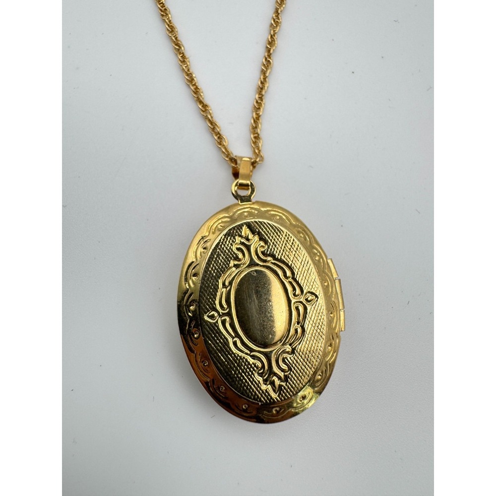 Vintage Locket Necklace Gold Tone Oval Mother of Pearl Praying Hands Religious - Picture 5 of 9